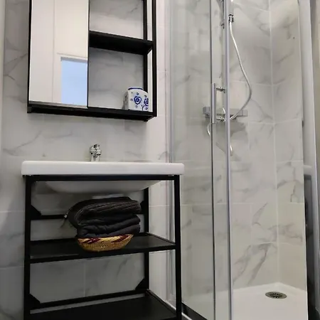 Equipe, Grande Terrasse, A Cote De La Gare Daire